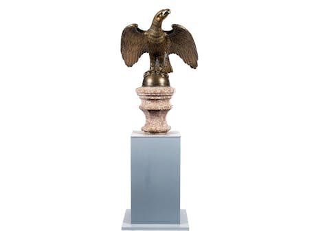 Imposanter Bronzeadler